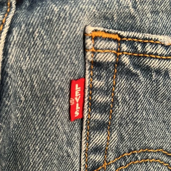 Levis Premium Wedgie
Straight Mom Jeans Button Fly High Rise. - Picture 5 of 7